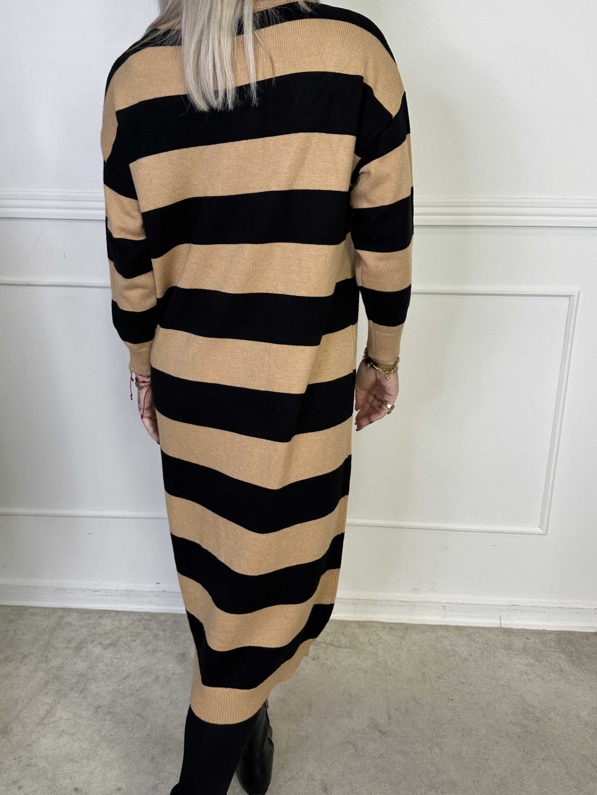 Alvilda - Lang blød strikkjole med striber